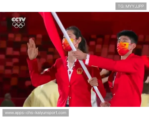 红色战袍帅出新高度！樊振东首秀视觉冲击力拉满，樊振东 军装